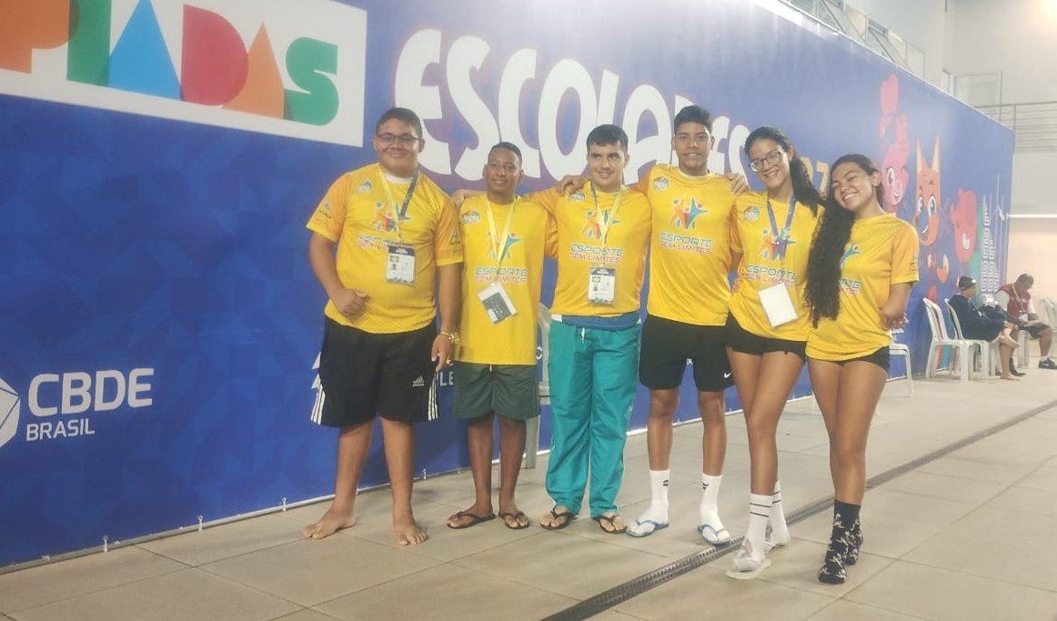 grupo de pessoas posa para a foto